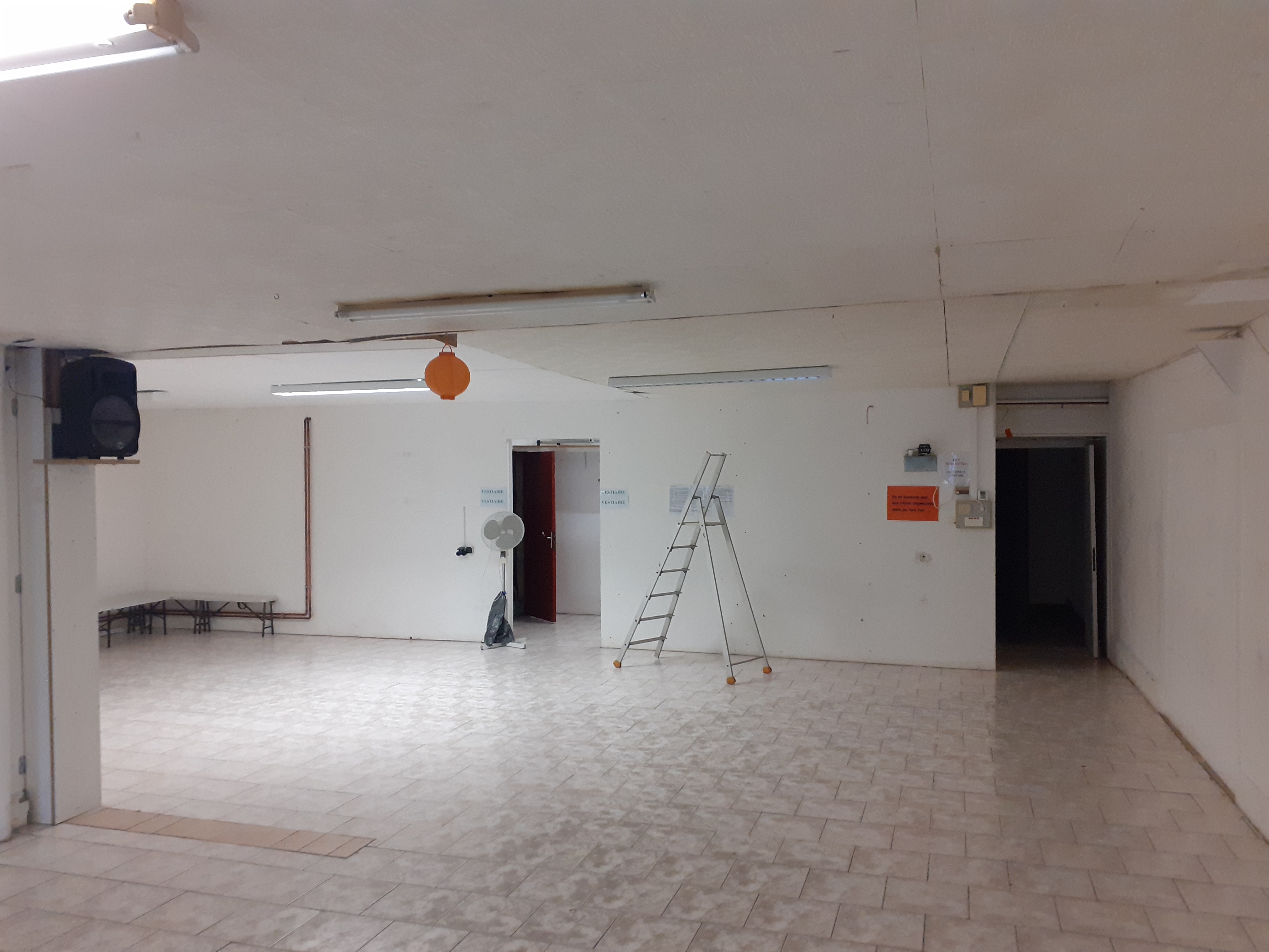 Salle polyvalente — avant rénovation